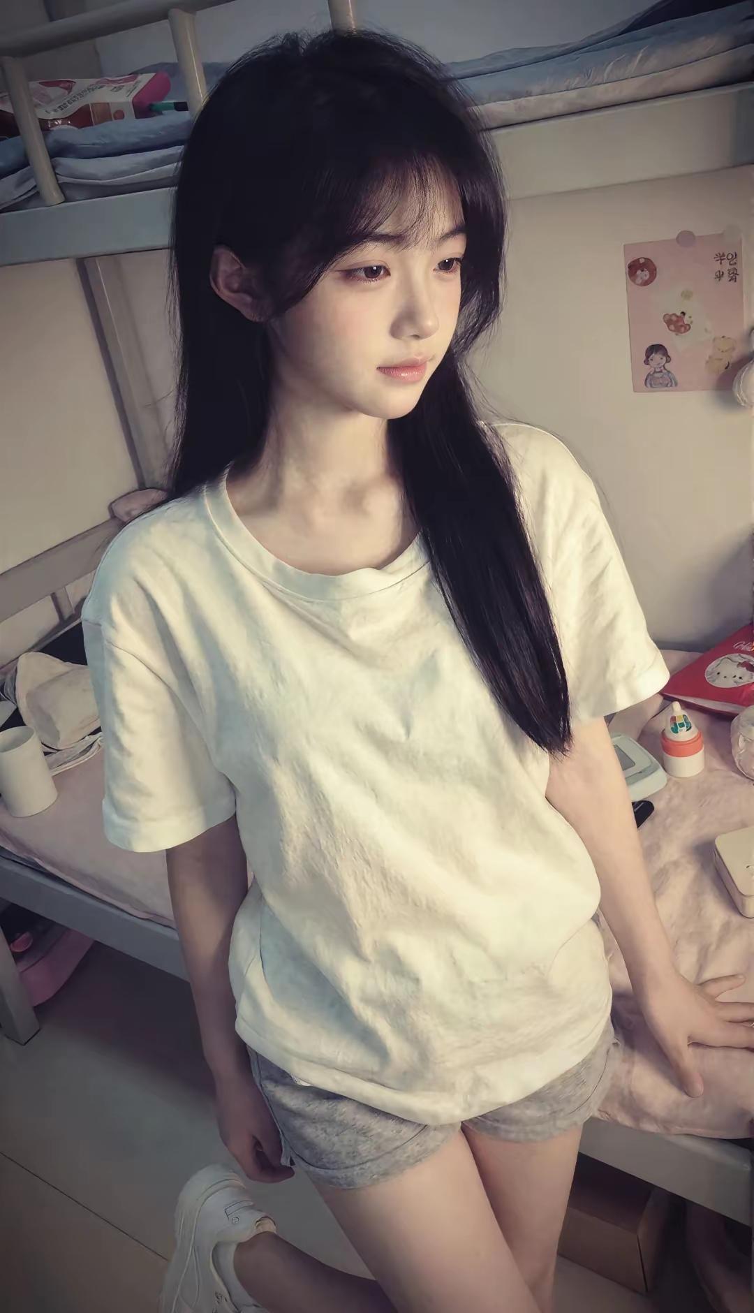 这姑娘房间有点乱啊。乱乱糟糟的卧室  乱糟糟的小房间 少女卧室照 卧室美人照