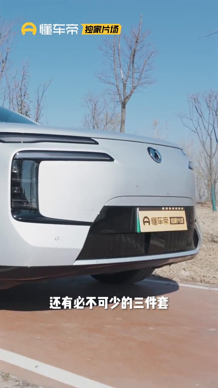 号称回炉重造的腾势N8L来了，29.98万起，3秒9的百公里加速，第三方云辇-A