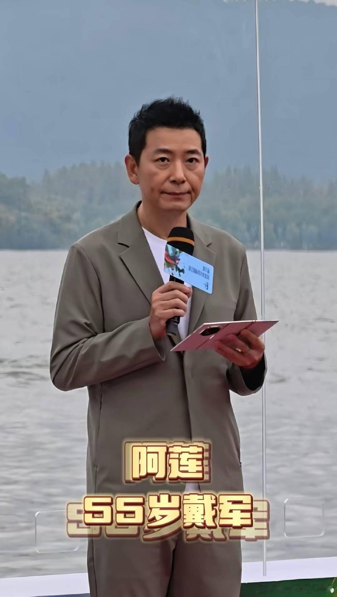 戴军录节目给自己录哭了难怪戴军一直在旁边不停擦眼泪，哪是什么轰轰烈烈的事迹，全是