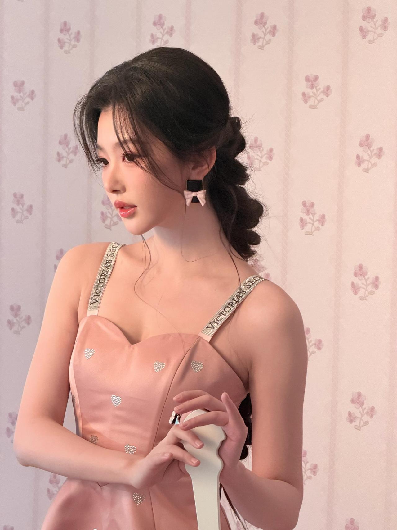 孔雪儿
发梢挽着松弛的卷
像把温柔折进了时光里
粉色碎花墙纸上
落着半片未醒的春