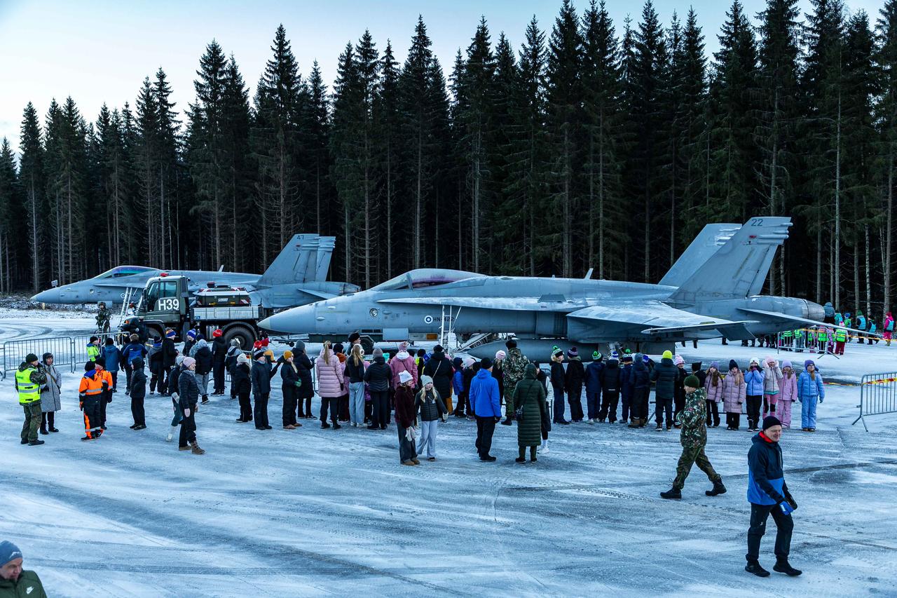 11月25日，芬兰空军组织当地幼儿园和中小学生参观位于希罗拉的“迫近野外演习”，