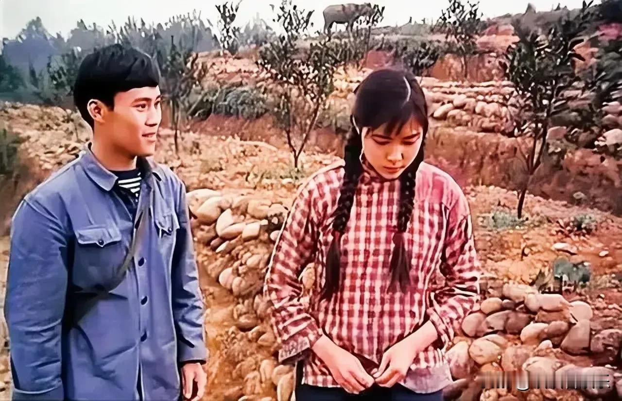 左边的男演员怎么看像“许荣树”吗？右边是沈丹萍icon，貌美如花优雅端庄。