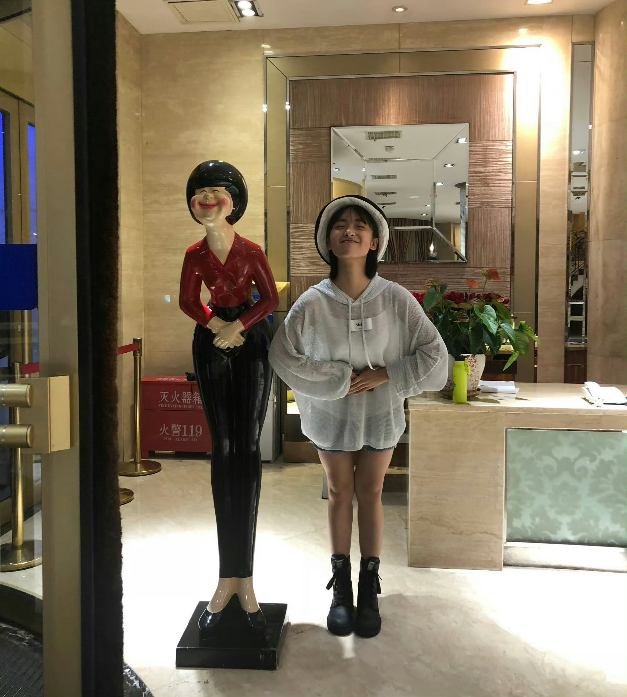 不愧是月雯之女 会自由活动就会了这个干妈标志性动作 笑晕了 