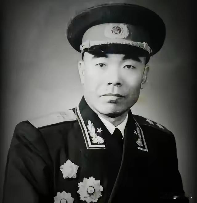 开国中将曾泽生骑车去买菜被小贩问当过兵没，他蹲在菜摊前低头挑菜说当过步兵，小贩笑