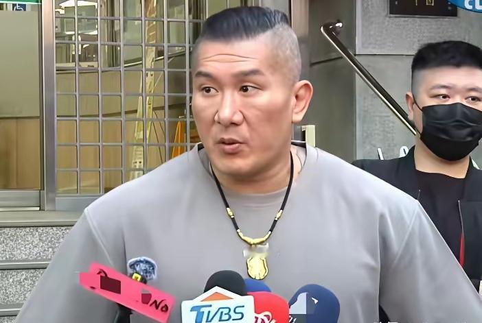 馆长在节目中怒骂郑丽文，他说郑丽文“没有诚信”、“傲慢”、“瞎了吗”等，并且号召