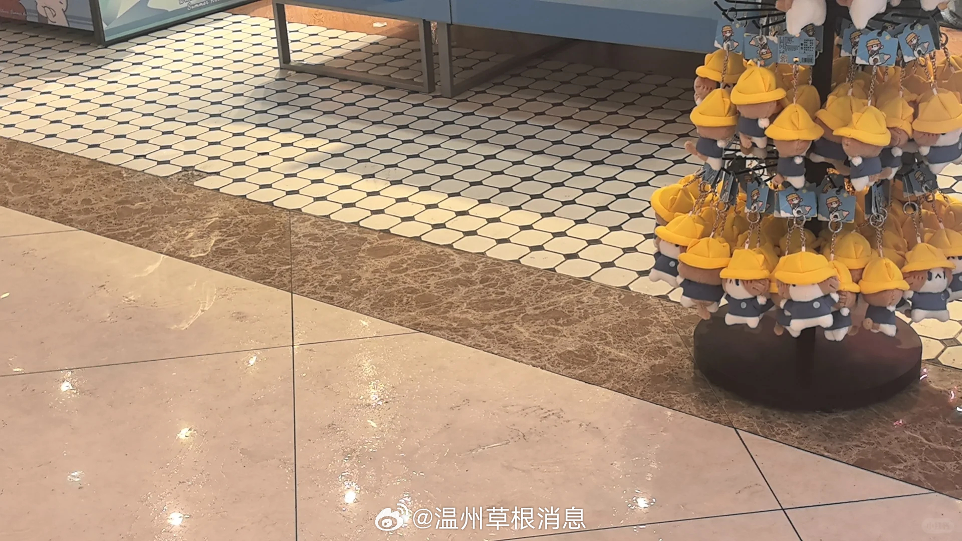 【温州一商场，空调漏水娃滑倒客服已读不回】近日，家长带娃走瑞安吾悦广场二楼绿光派