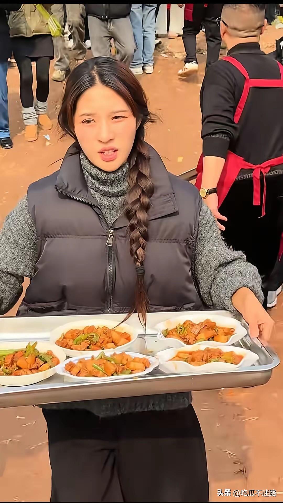 杀猪宴这出戏，
阿梓竟然没开打赏！
博主阿梓家里的六头猪没逃过一劫，院坝里摆了六