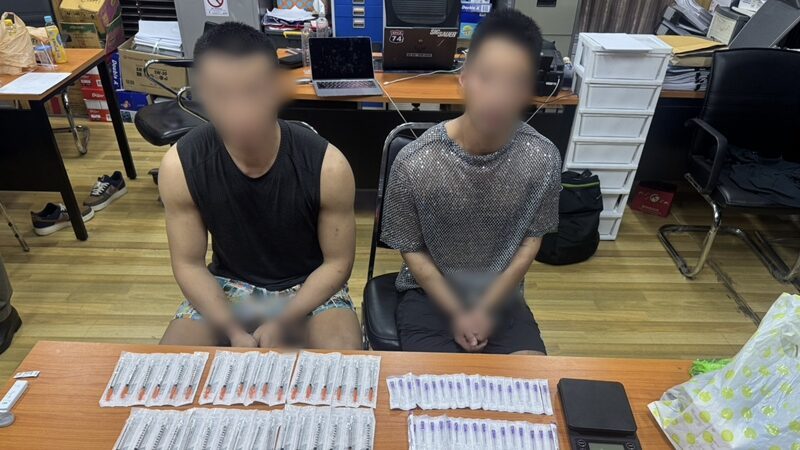 这也是为啥一些人喜欢住泰国。¹ 刚刚两个二三十岁的男网红在泰国公寓被捕。吸食冰毒