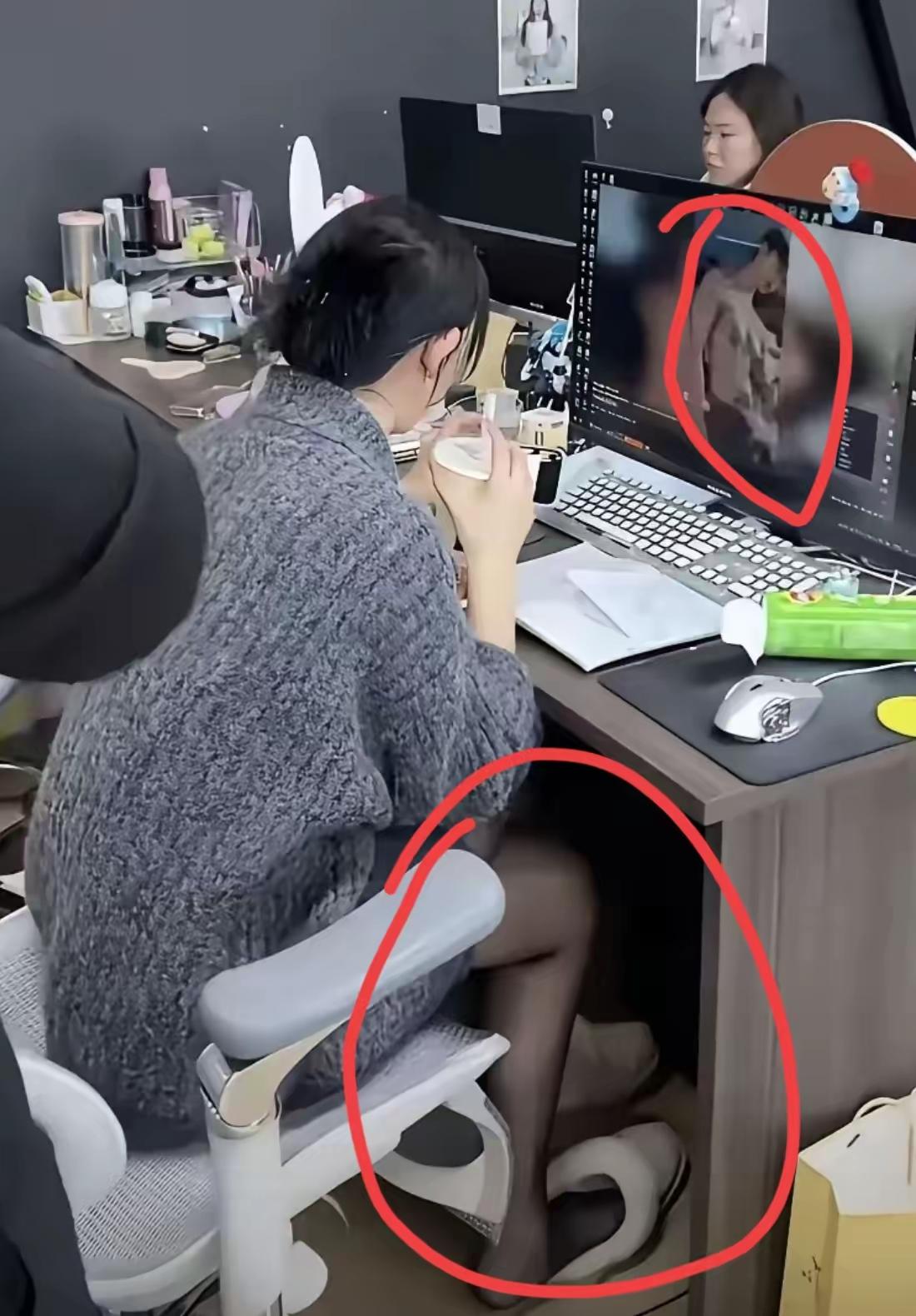 文员小姑娘，中午休息的时候，被领导发现了，第二天就被提名做秘书了。
​我纳闷，一