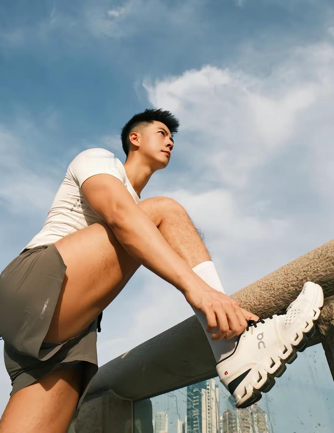 夏天真的太适合心动了。街上随处都能看到穿背心和短裤的男生，阳光落在他们晒得健康的