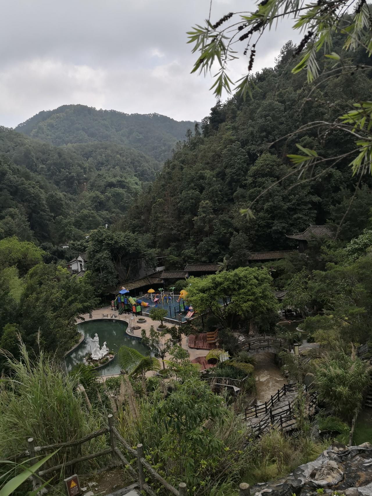 山中自然好风景分享青山连绵，云雾漫过林间，鸟声伴着山风，洗净内心所有烦忧。你喜欢
