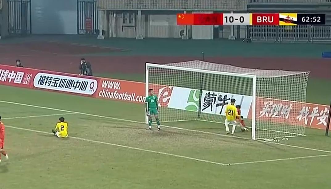 激起公愤，中国U17男足进10球后仍去网窝捡球。
11月26日，中国U17男足在