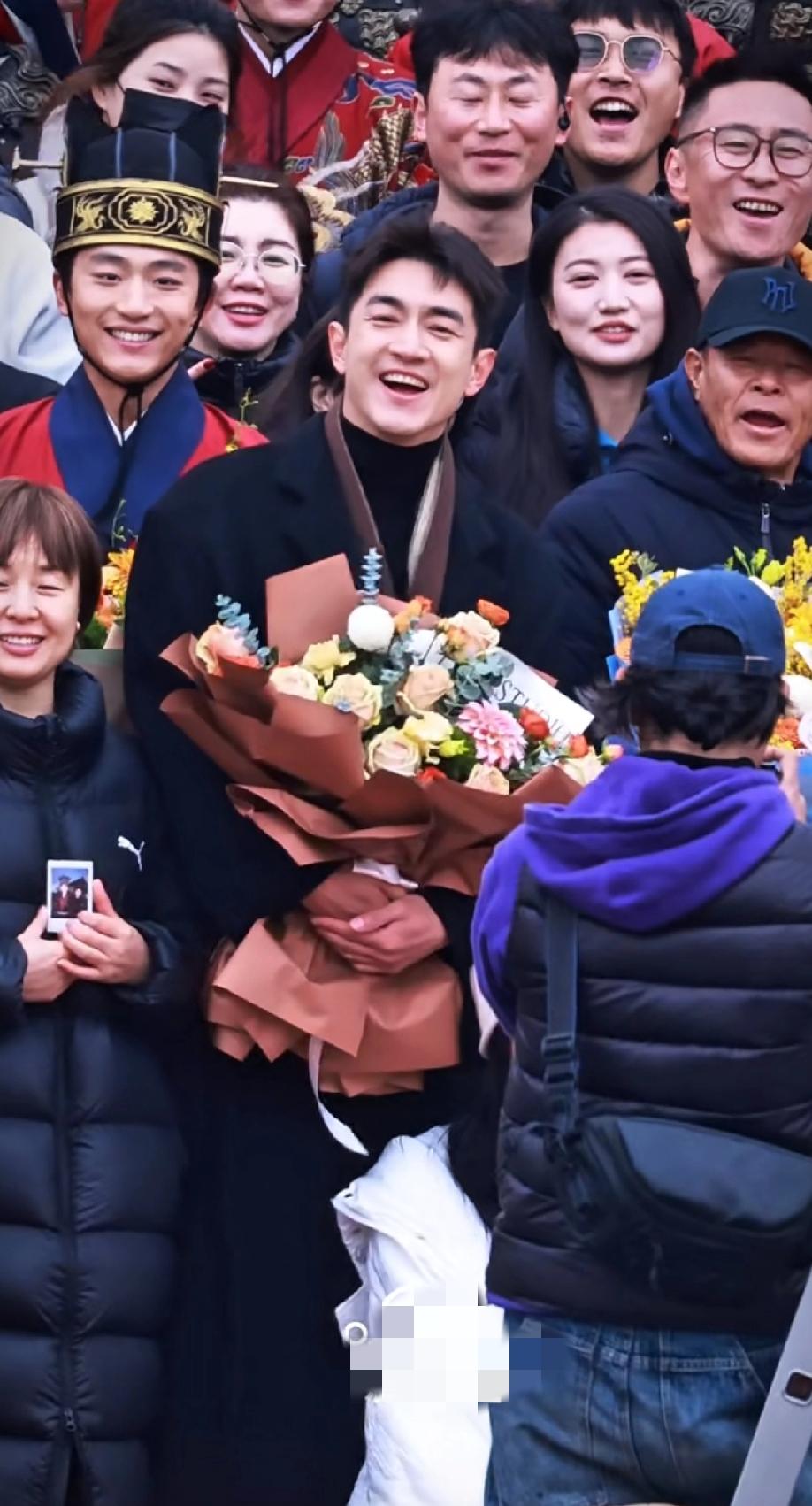 今天的林更新帅的格外突出，简直是人群中最靓的仔哈！
       看过去，一眼就