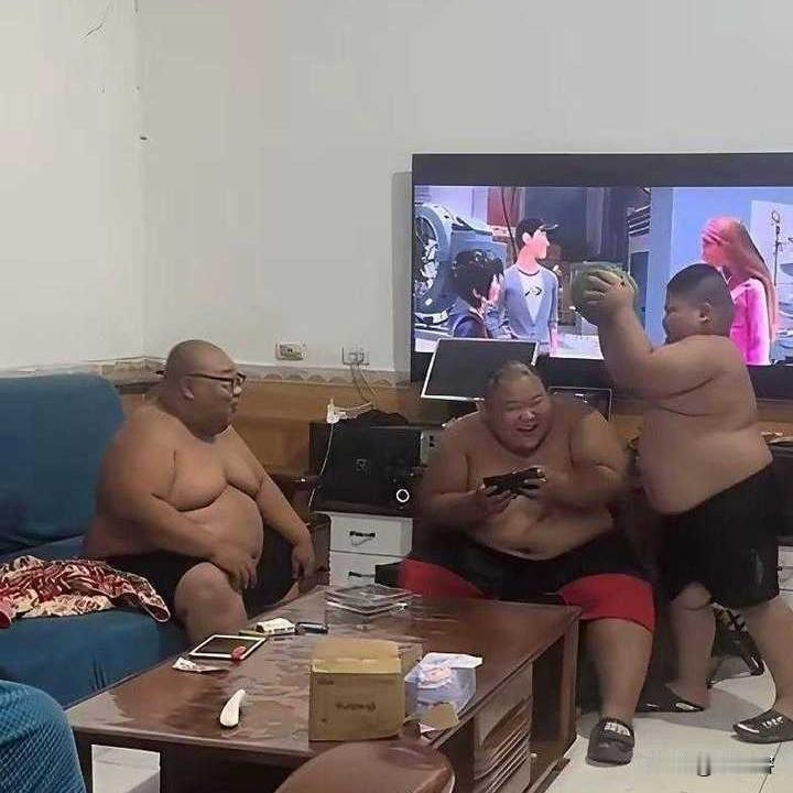 这祖孙三代，一看就知道是亲生的！