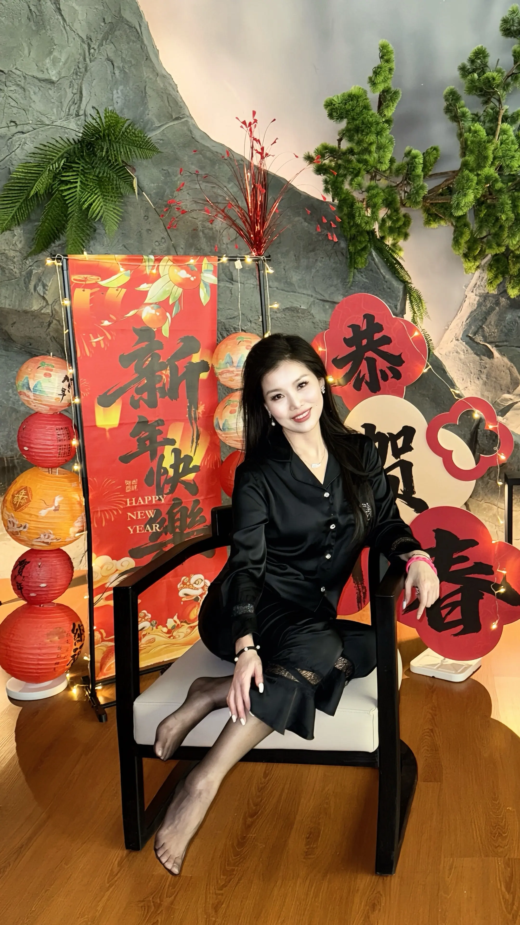 瑞马迎春 万事亨通，五路财神 财气盈门 瑞马踏春来，财神进门开！左手抓...