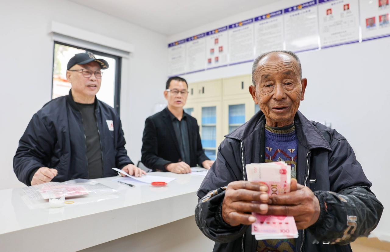 我认为，按照以往工作任务等方面讲，村副职干部虽然比主要干部少操心，但平时日常辛苦
