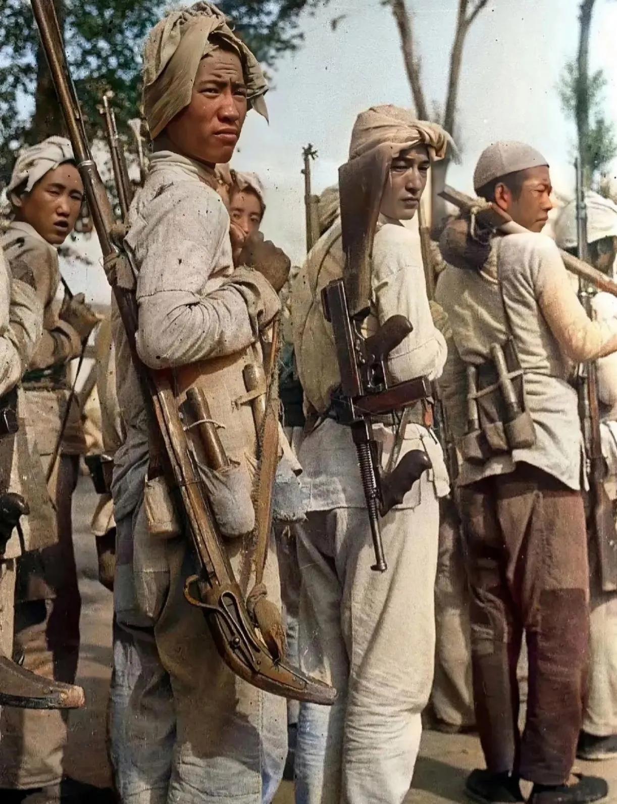 1944年，陕北延安，几名八路军战士，留下的合影，照片中的战士们面色黝黑，穿着朴