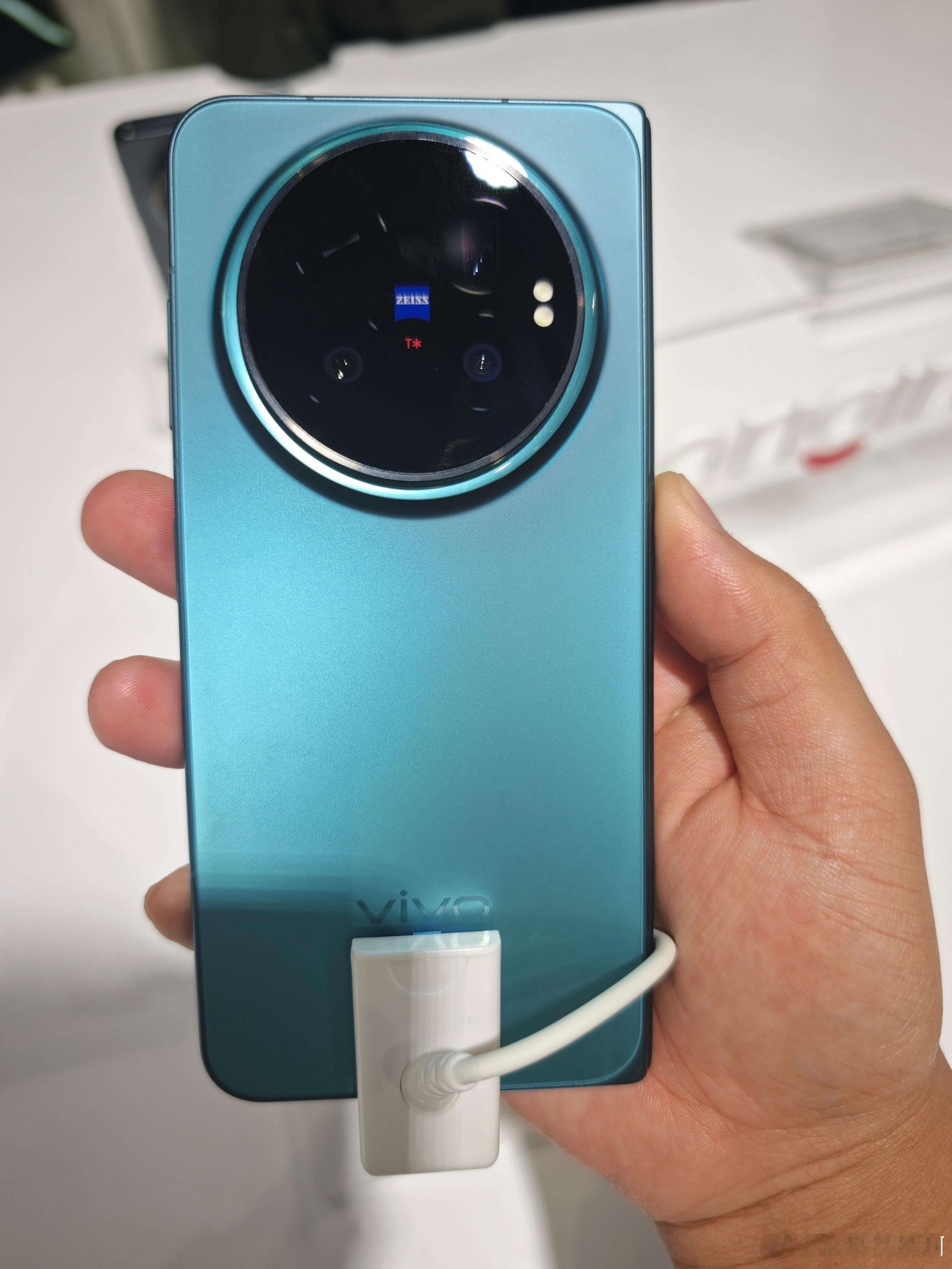 MWC26展会上手了一下即将发布的vivo X Fold6，这一次在轻薄向的同时