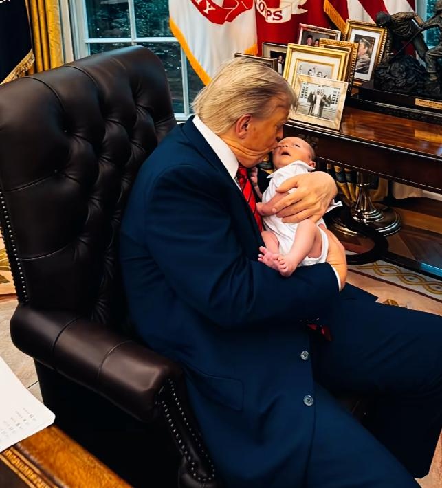 特朗普也有带娃温柔时刻啊！
特朗普抱小孩的姿势标准吗？
特朗普亲吻小孩时，这面部