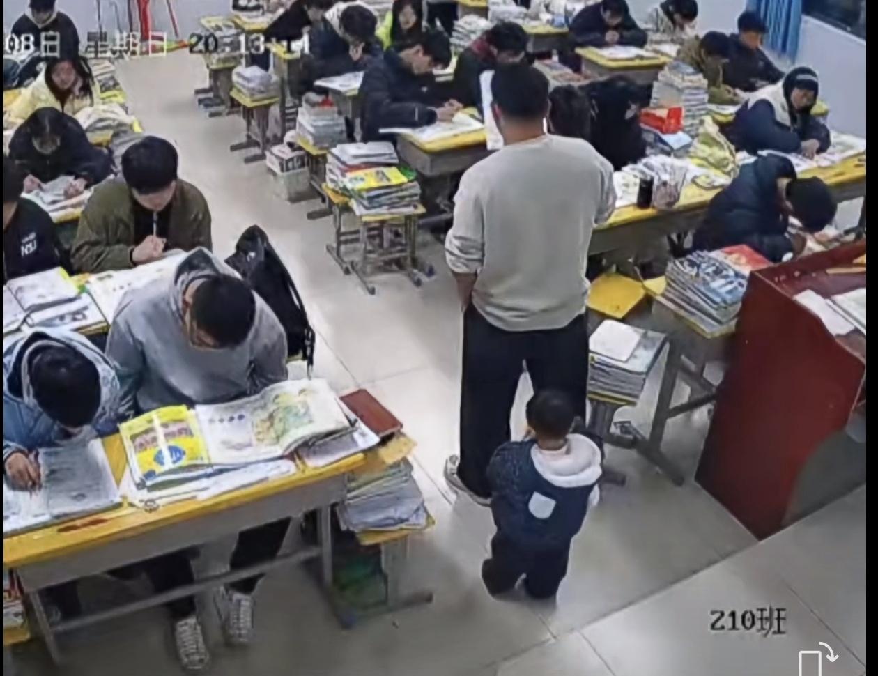云南男教师带娃上课，昭通210班的监控画面刷屏了：三尺讲台前，男老师握着粉笔专注