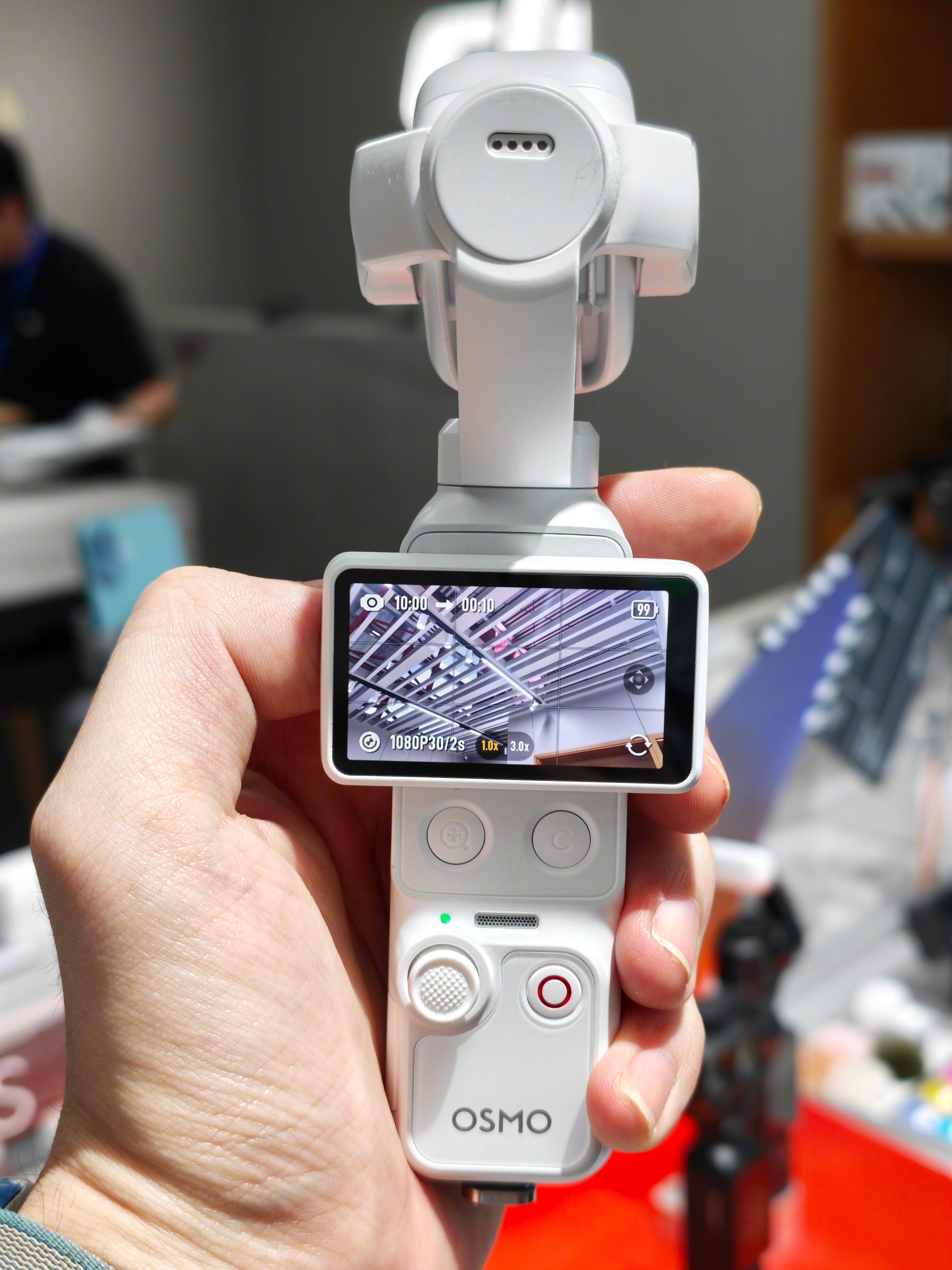 在机场逮到了活的大疆Pocket 4P这颜值怎么样 ，选它还是选黑色  北京·首