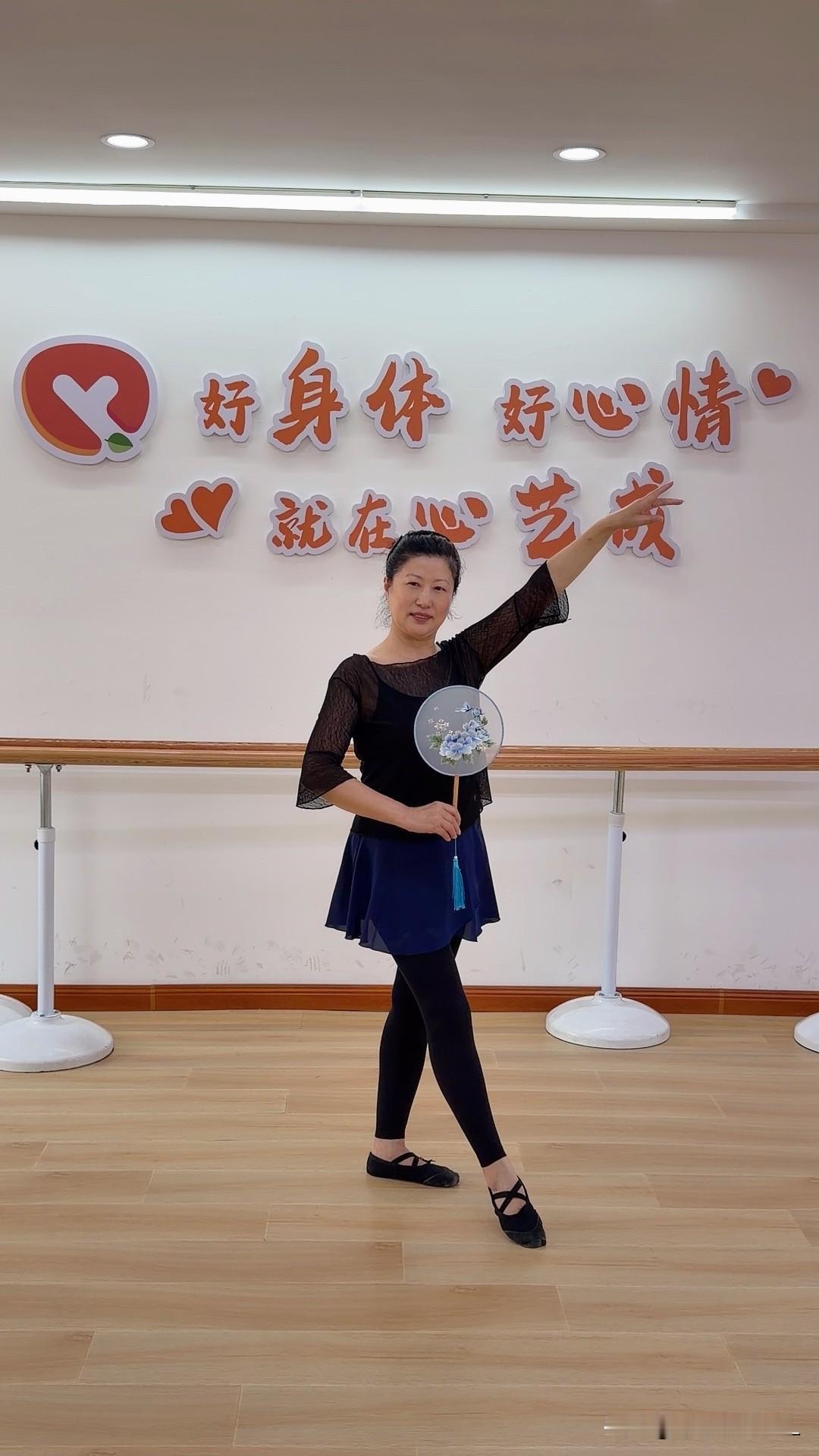 昨天楼下新搬来的一位姐姐问我：
"你一个人，没有老伴儿，不觉得可怜吗？"

我一