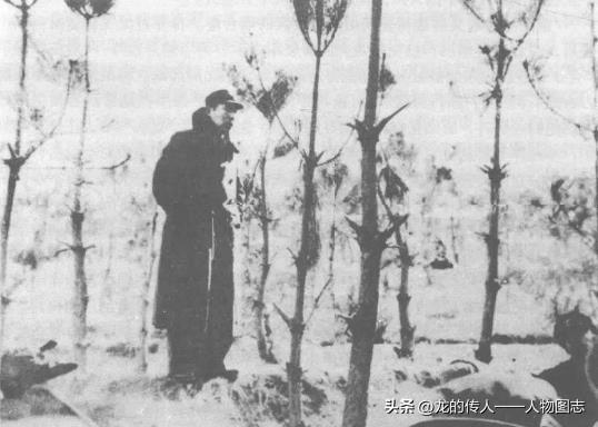 1949年3月伍修权在葫芦岛欢迎“重庆”号起义人员