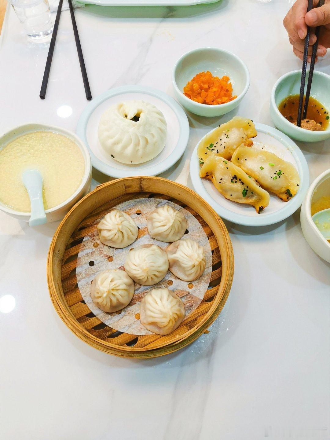 早安！一杯温水，一顿营养早餐，开启活力满满的一天。无论晴雨，都记得带上好心情。把