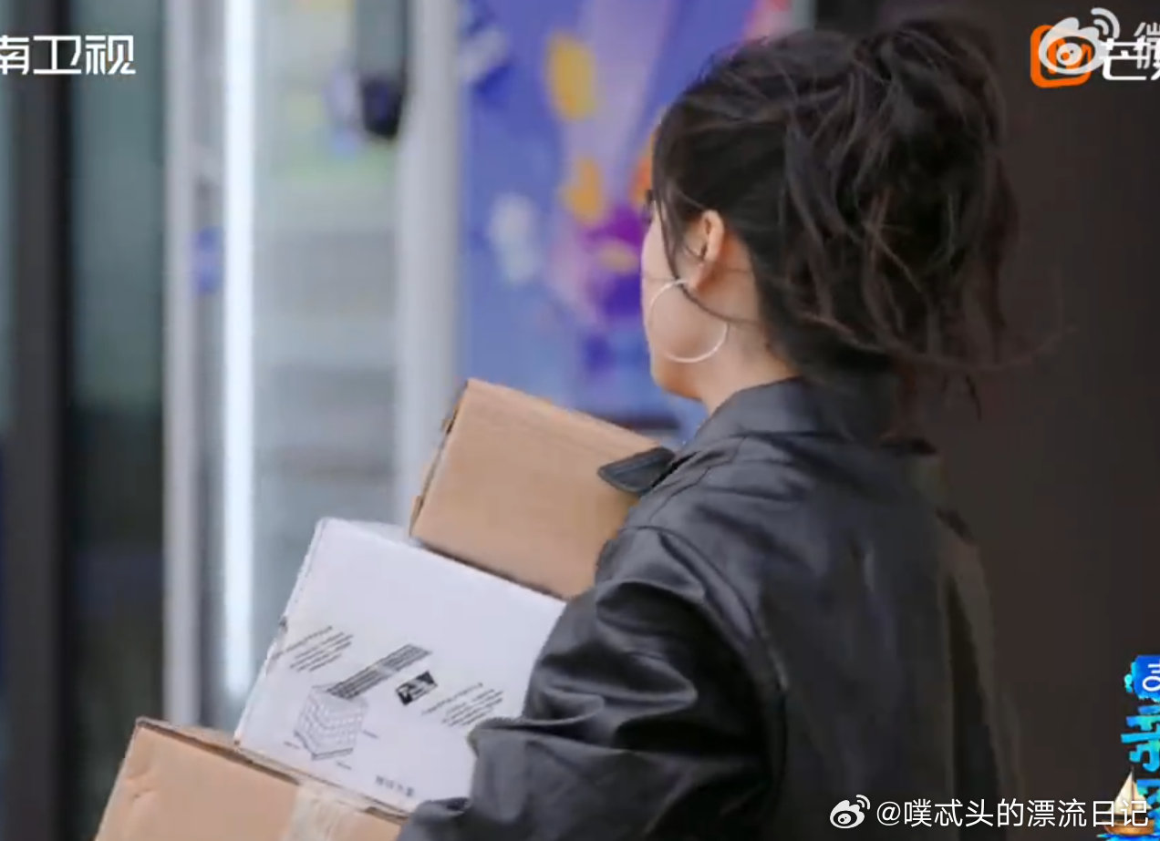沈月穿精致服装享快递人生精致穿搭和快递人生形成强烈反差，沈月这一段真的又真实又好