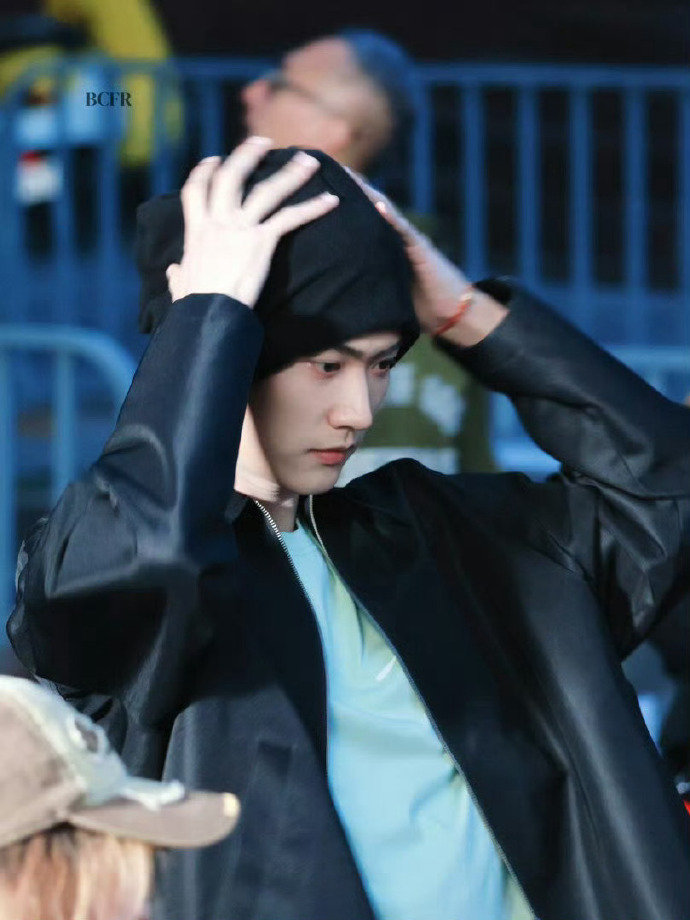 周柯宇冷帽开机造型  文淇周柯宇同框开机 文淇周柯宇同框开机，周柯宇冷帽开机造型