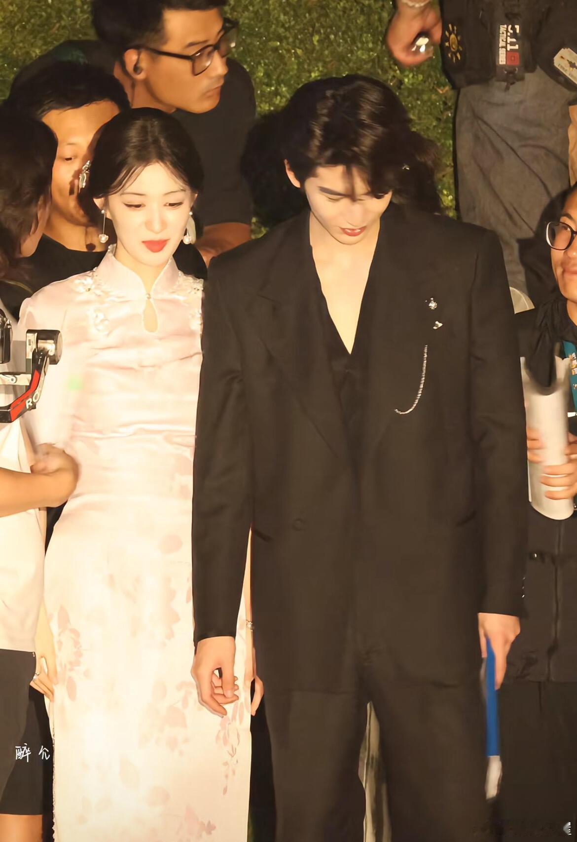 王楚然说最喜欢张凌赫旗袍抱造型 连主演都认证的绝美造型！这湿身公主抱把民国虐恋的