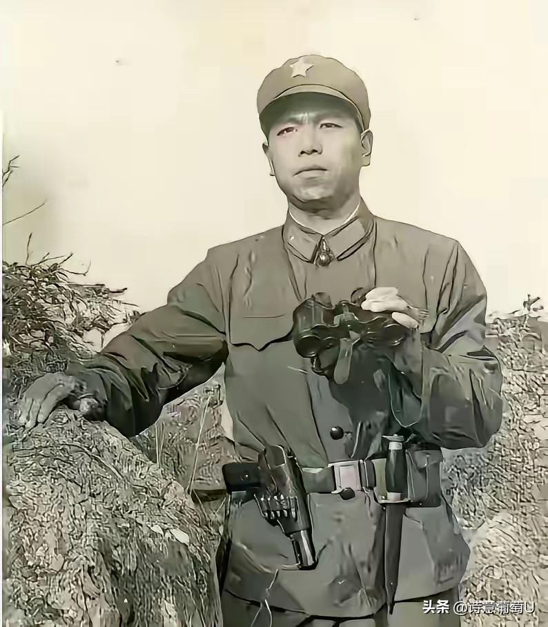 1981年，41军侦察连连长崔英顺在法卡山战役马上要打响的前几天，留下了最后一张