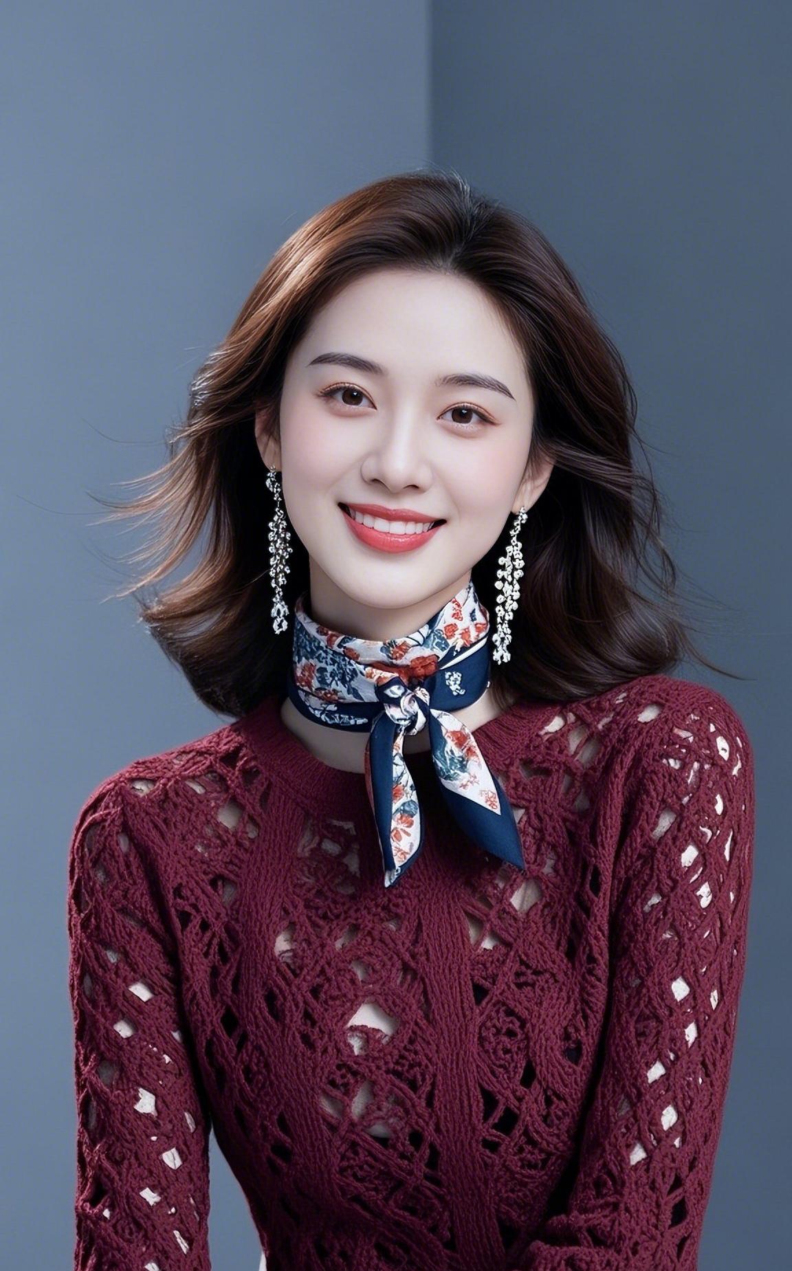 上联：绛镂凝香，素颈系花添雅韵
下联：珠帘垂露，青丝绾梦映娇容