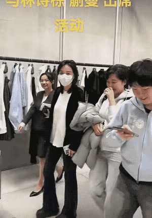 罕见的栋蔓组合同框：林诗栋和蒯曼出席海南某活动现场，这画面看起太好笑了！

大丫