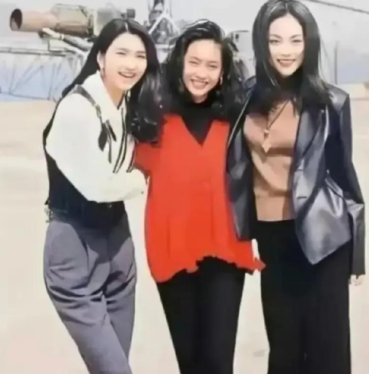 能把三个美女认出来，可不是一般人，三个姑娘够时髦。八十年代，她们三个的合影，满屏