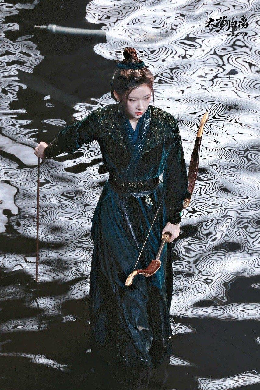 #程潇青墨劲装造型#-#酷飒是程潇的统治区# 看到天选古装侠女了，程潇和青墨色造