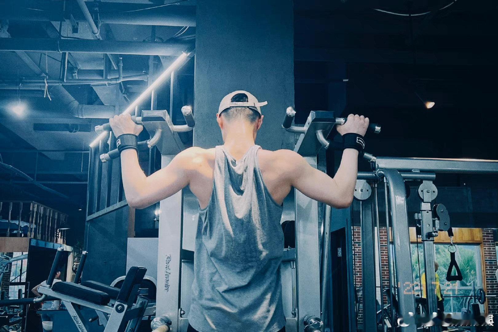 #何与白皮体育生#这不妥妥的阳光明媚大男孩嘛，虽然是白皮而且白到发光但是私底下拳