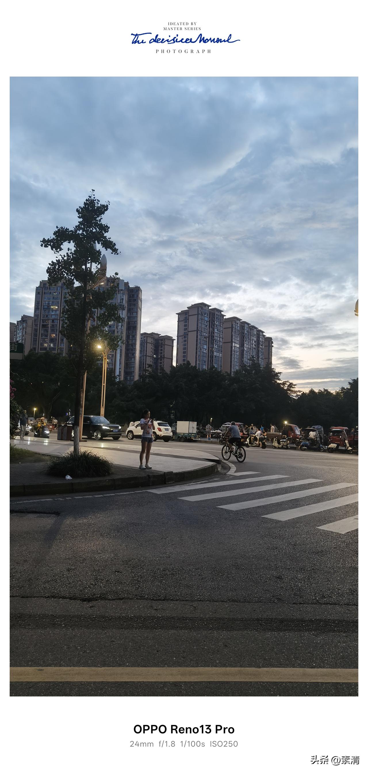 乐山雨后黄昏，城市藏着温柔治愈的晚霞。
 乐山刚下完一场淅淅沥沥的夏日阵雨，闷热