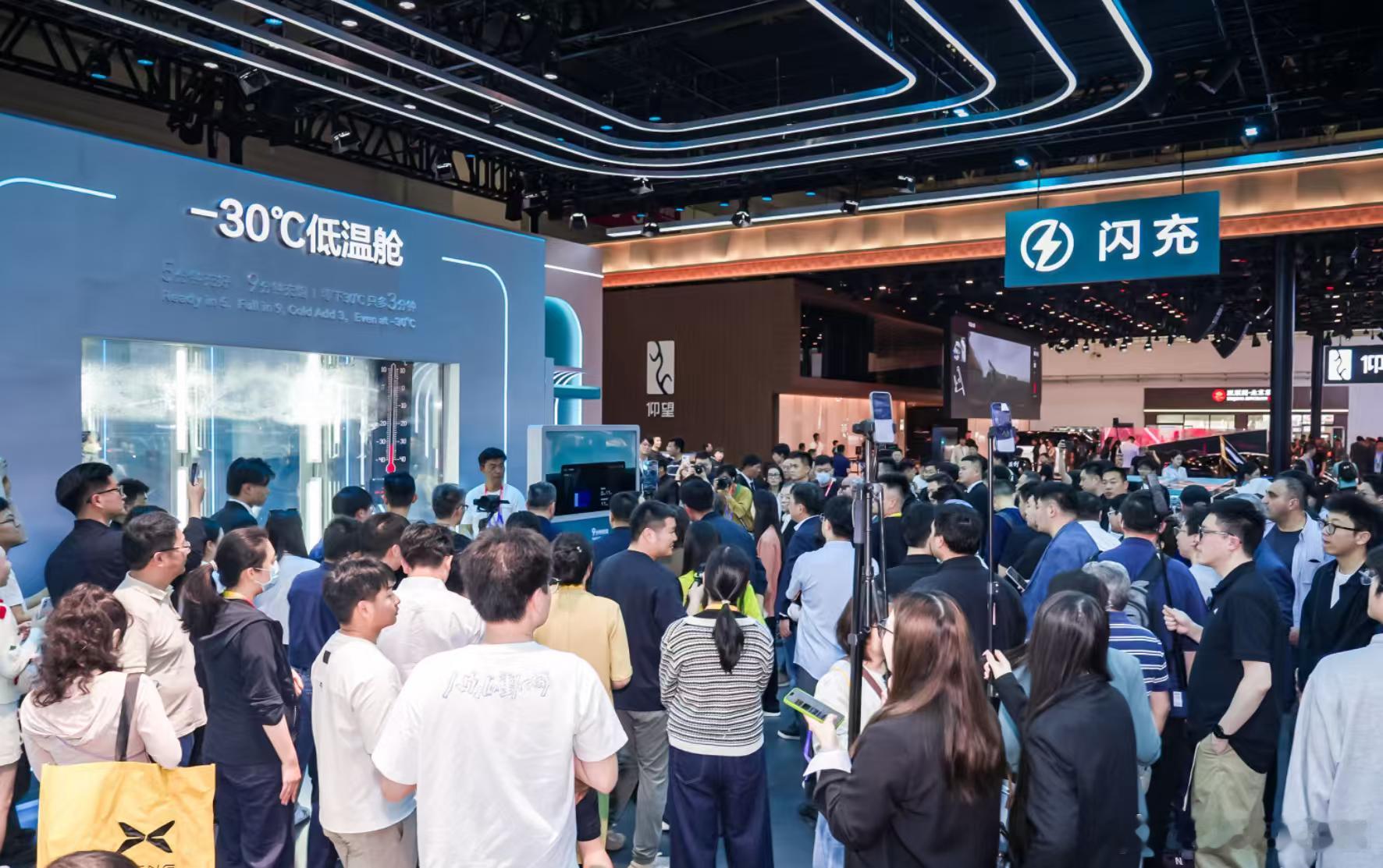 这次连着逛了几场大型车展，真切感受到比亚迪专馆人气高涨现在不管是北京、广州还是成