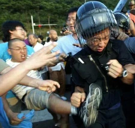 韩国的6小时40分钟 韩国人真猛啊，国会议员与记者们，赤手空拳，对抗全副武装的军