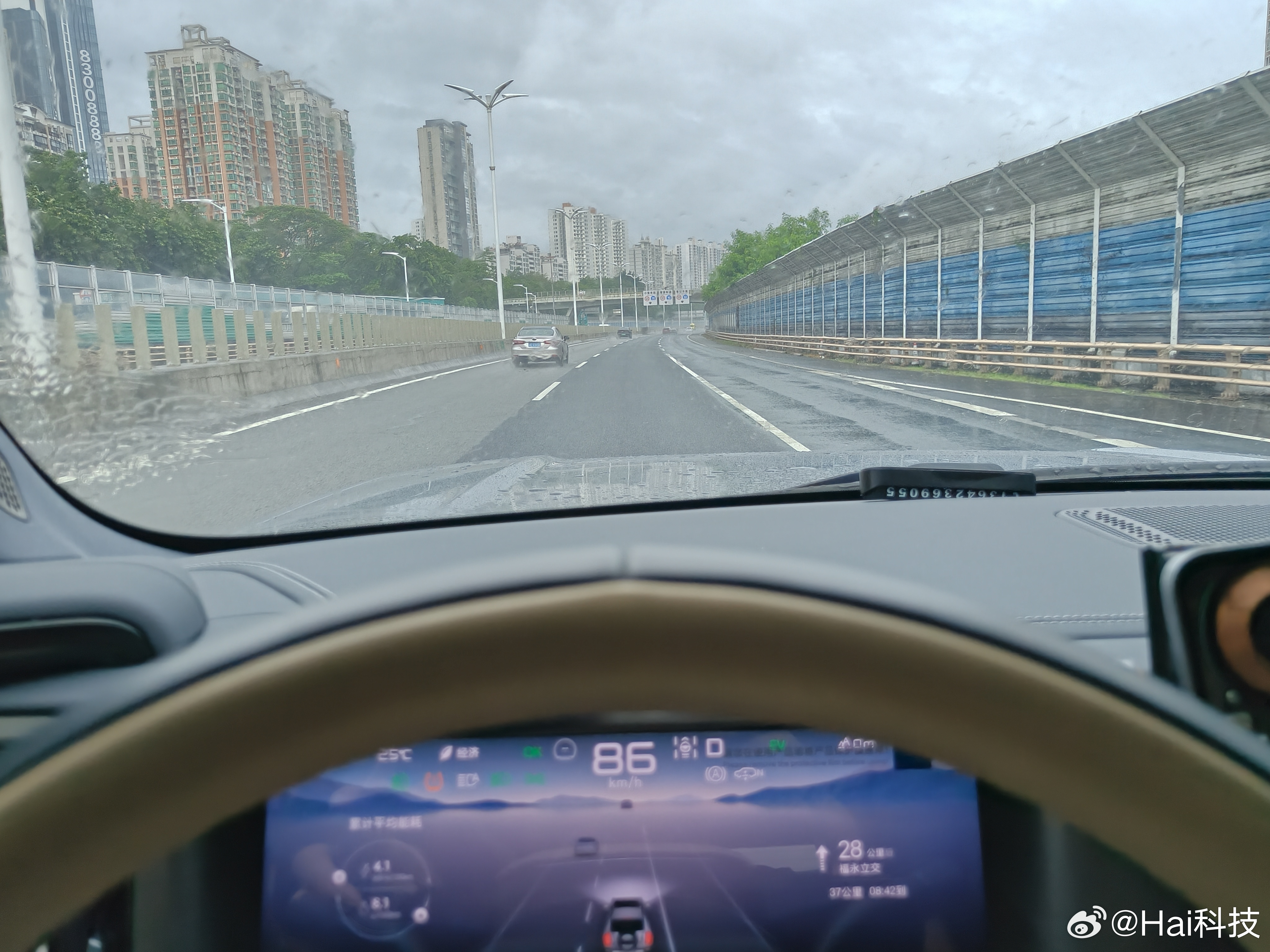 早，上班路上，台风的尾巴还在，出门还是中小雨，已经碰到撞车的了，深圳出行的朋友都