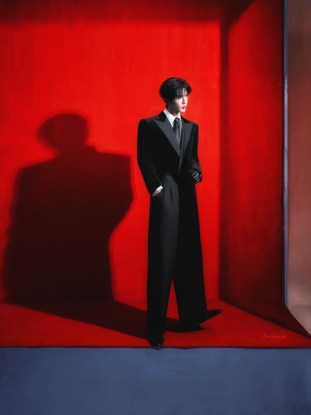 权威月光跌进他眉眼的褶皱，在静谧的夜流淌成河，我枕着这星河，做一场不醒的梦。 