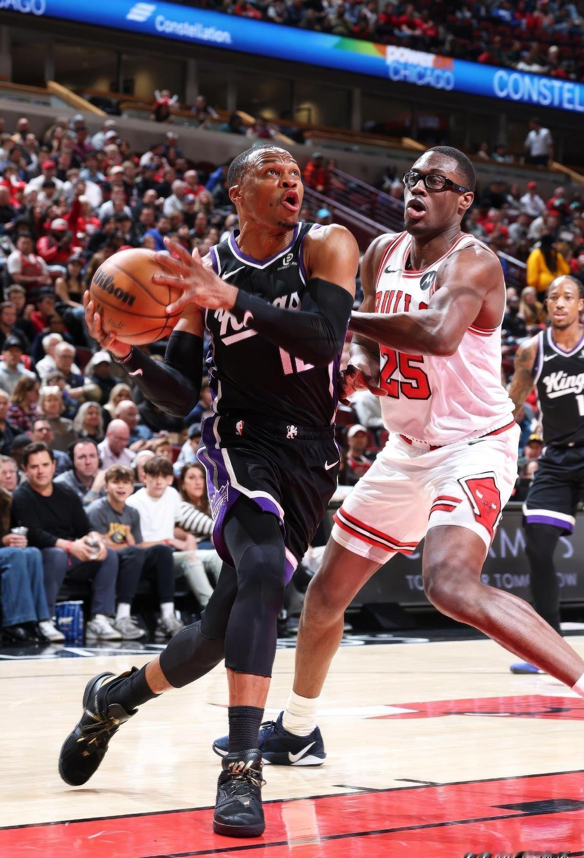 威少回首发，球队更崩了。
他拼了命，队友在躺平。
一节崩三回，防守像纸糊。
不是