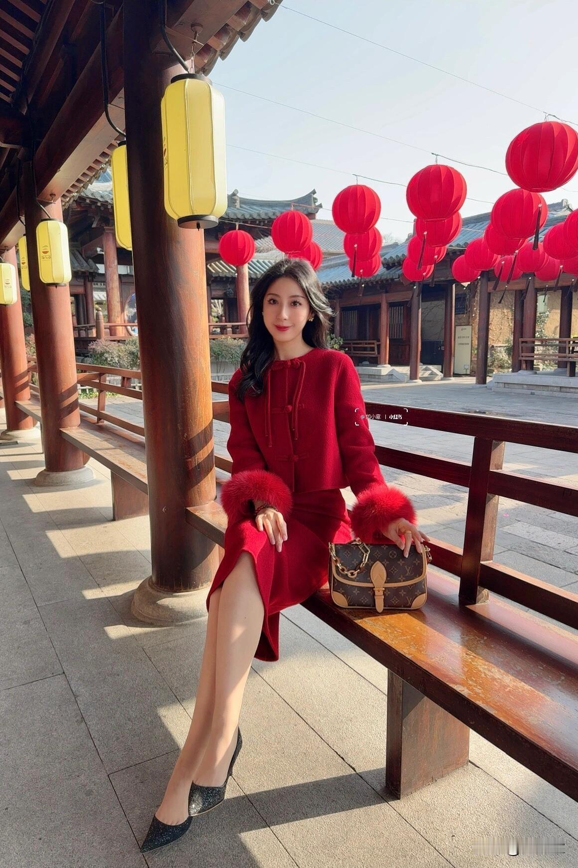 精致小姨穿搭来咯～
去年买了一个法棍包包，店里是配了一个宽长肩带➕一个短肩带的，