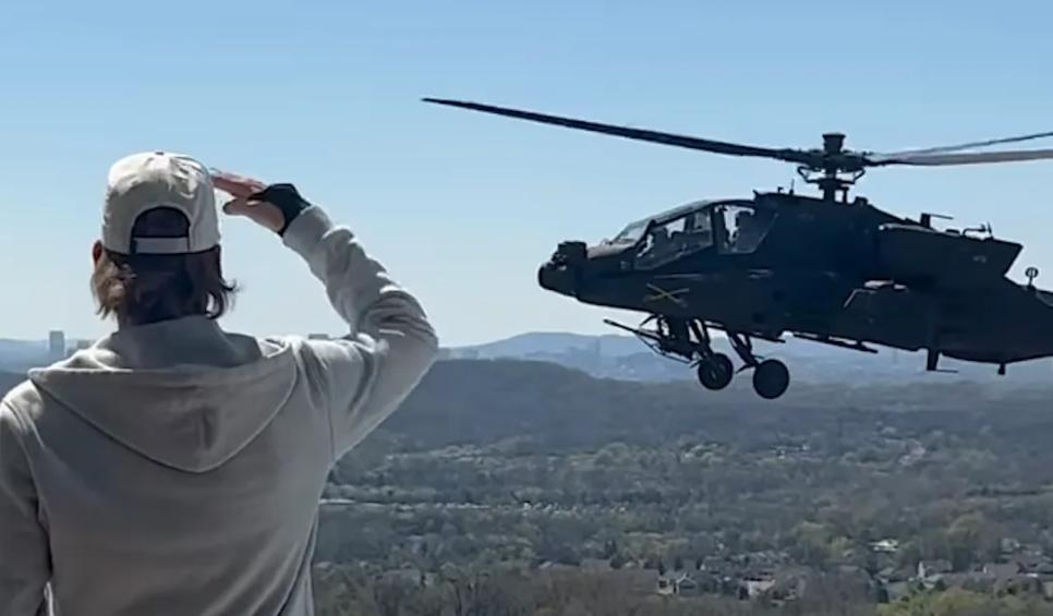 高层插手，美直升机飞行员的停职被解除

上周末，美国陆军两架阿帕奇武装直升机在摇