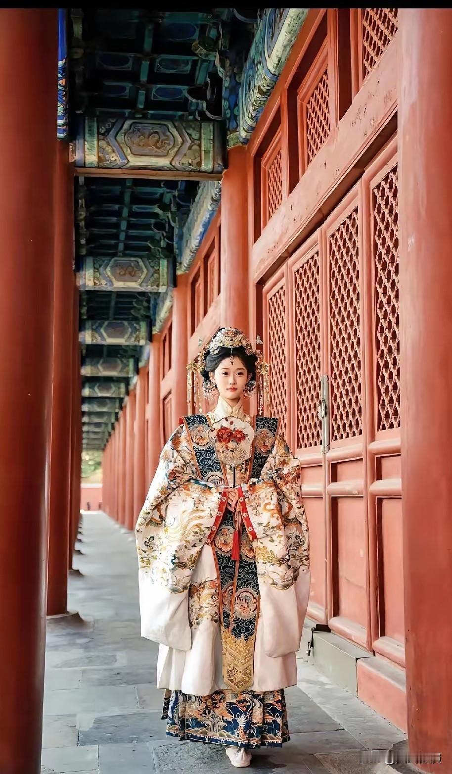 这趟去北京故宫溜达，心里总算舒坦了。

满大街全是“格格”“阿哥”的奇怪样子，总