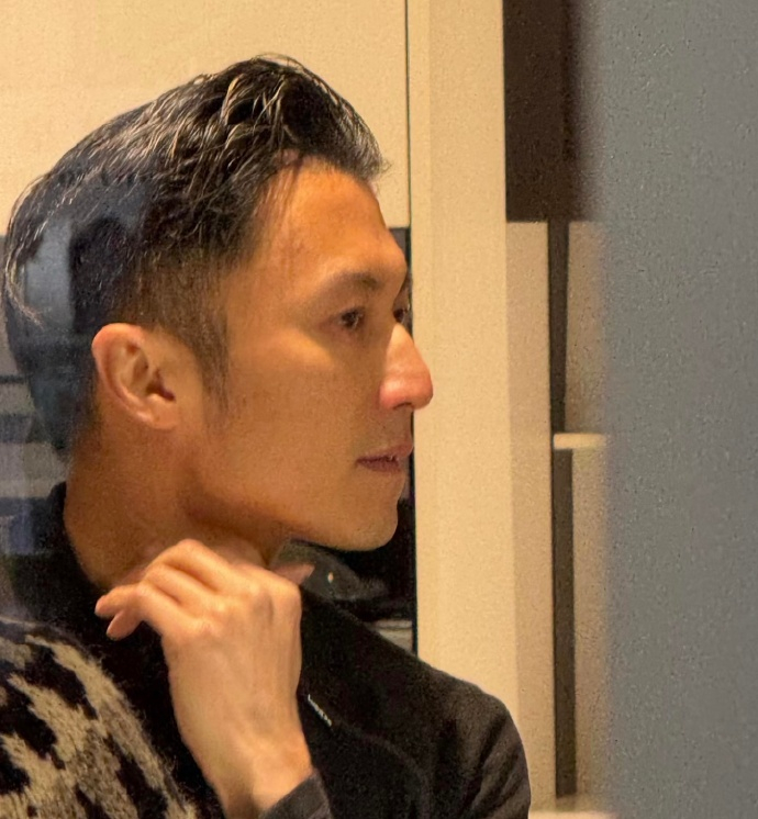 谢霆锋45岁生图状态 状态太好了吧 