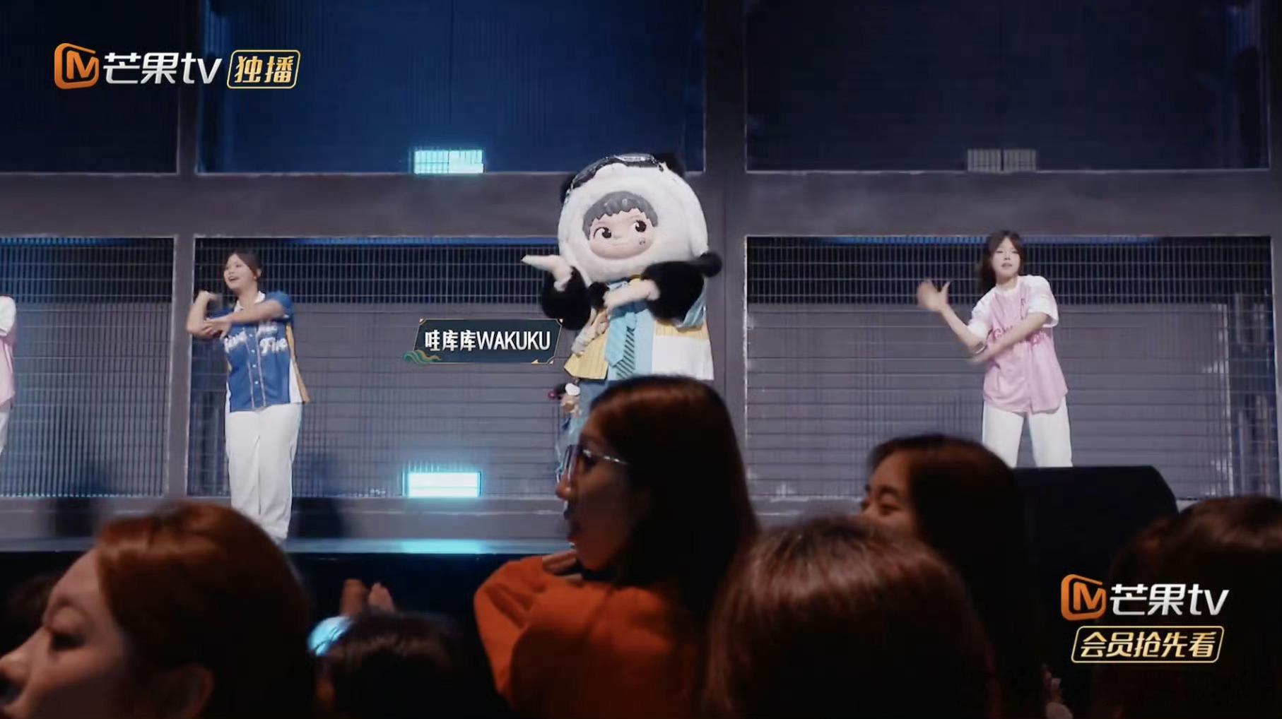WAKUKU领衔披哥手势舞 啊啊啊WAKUKU这反差萌！领舞时气场全开，可爱手势