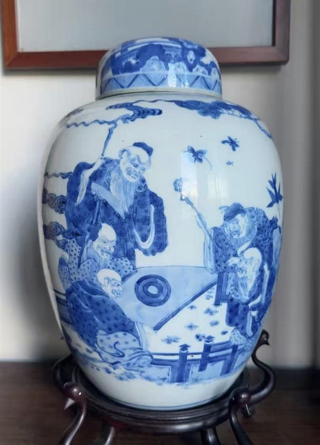 哪位老师知道这个青花罐是哪个朝代的，画的是什么图案，这是新防的还是老的。