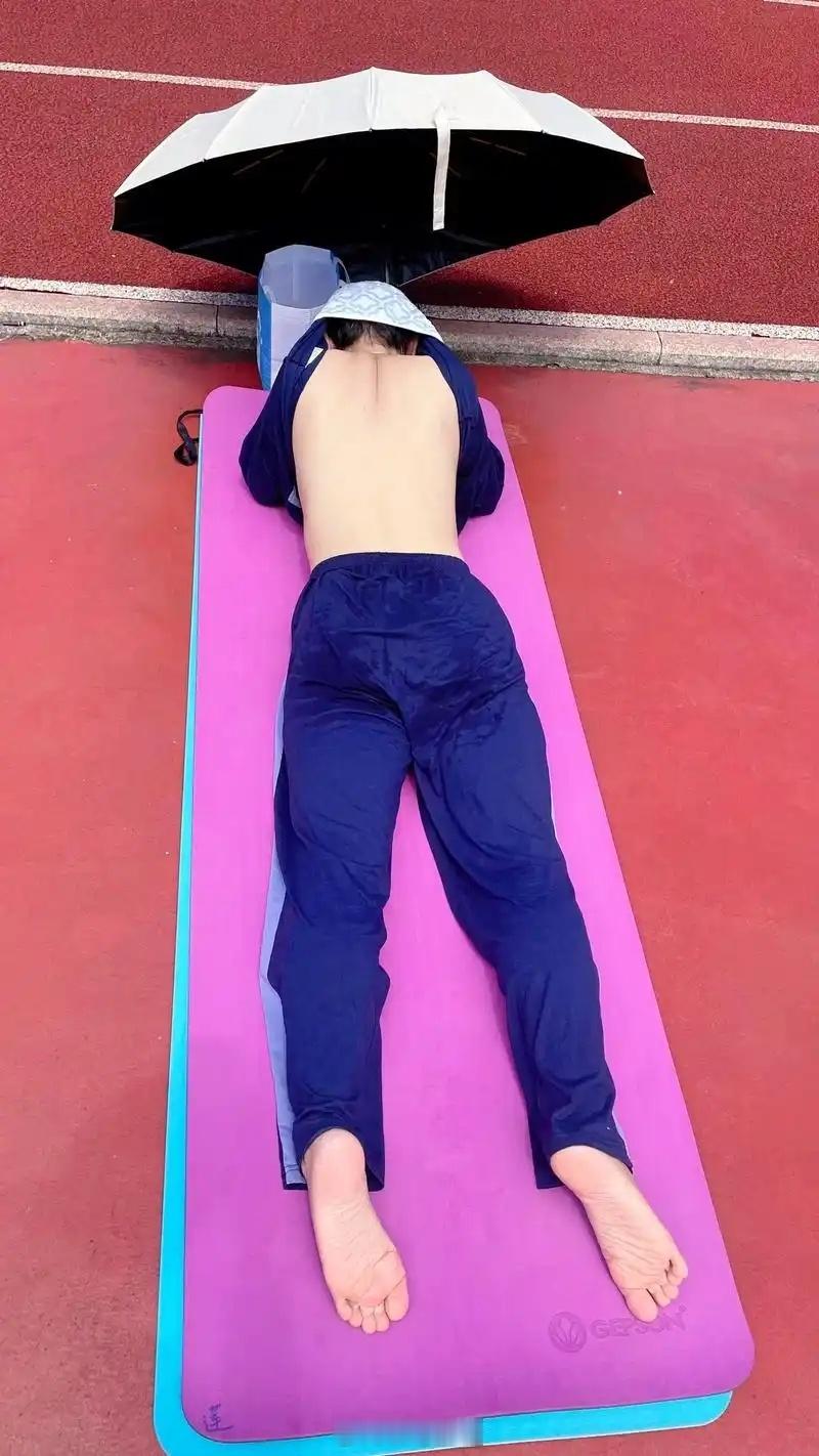高温晒背2小时67岁阿姨开颅保命 就猜到会有这种自己把小病晒进ICU的……不了解